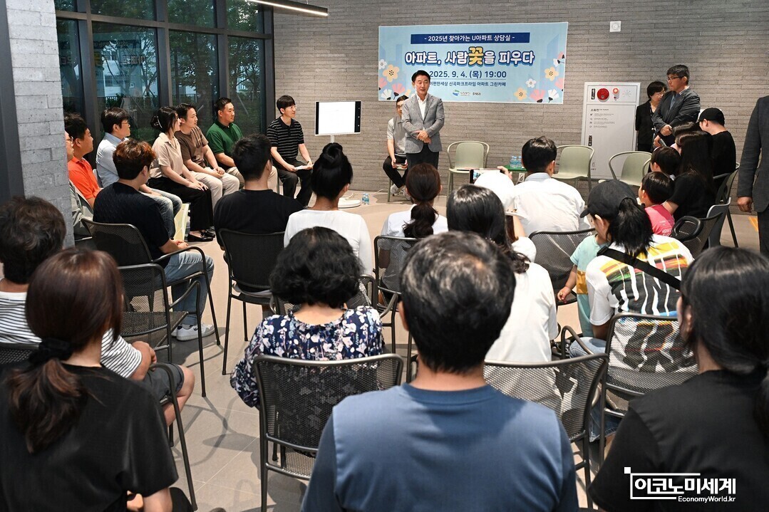 김동근 의정부시장이 주민들과 소통을 하고 있다.