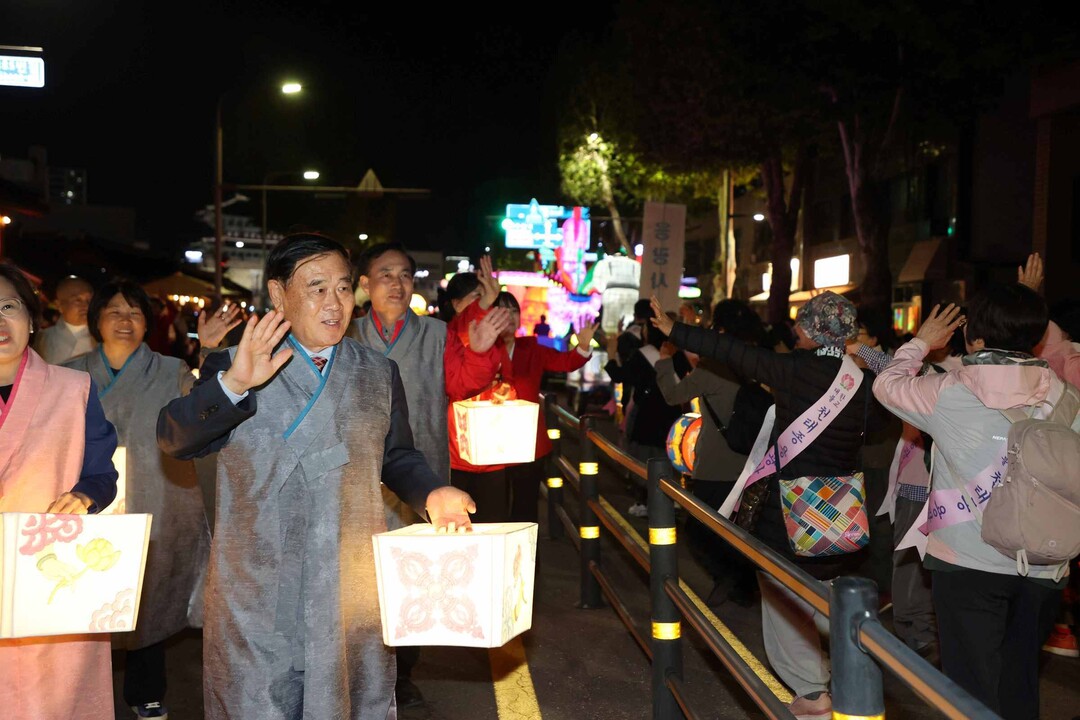 수원특례시의회, 시민과 함께 밝힌 연등 “평안과 화합 기원”