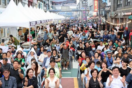 비 내린 뒤 웃음꽃 핀 안성 전통시장... 장마당축제 '흥행 성공'